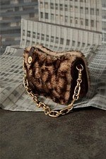 ヴァレンティノ(VALENTINO), フェンディ(FENDI), ディオール(DIOR), ルイ・ヴィトン(LOUIS VUITTON), コーチ(COACH), マーク ジェイコブス(MARC JACOBS), イル ビゾンテ(IL BISONTE), ディーゼル(DIESEL), ポーター(PORTER), トーガ(TOGA), シーバイクロエ(See By Chloé), エンポリオ アルマーニ(EMPORIO ARMANI), ロンシャン(LONGCHAMP), ヴェルサーチェ(VERSACE), トリー バーチ(TORY BURCH), フェラガモ(Ferragamo) 人気ブランド21年秋冬一覧｜写真33