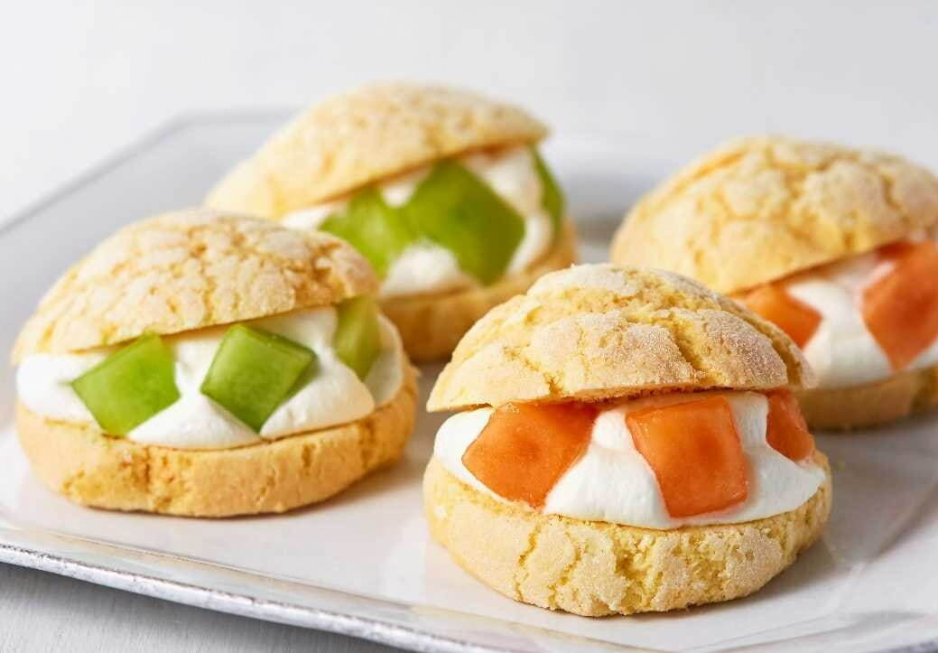 メロンパンスコーンのマリトッツォサンド 緑のマスクメロン 420円
メロンパンスコーンのマリトッツォサンド 赤のマスクメロン 420円