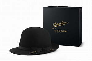ヨウジヤマモト×ボルサリーノの中折れハット、黒のグログランリボンにゴールドロゴ