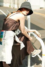 エミ×スイコックの"スニーカー"サンダル、イエロー＆ブルーを効かせたベージュカラー｜写真1