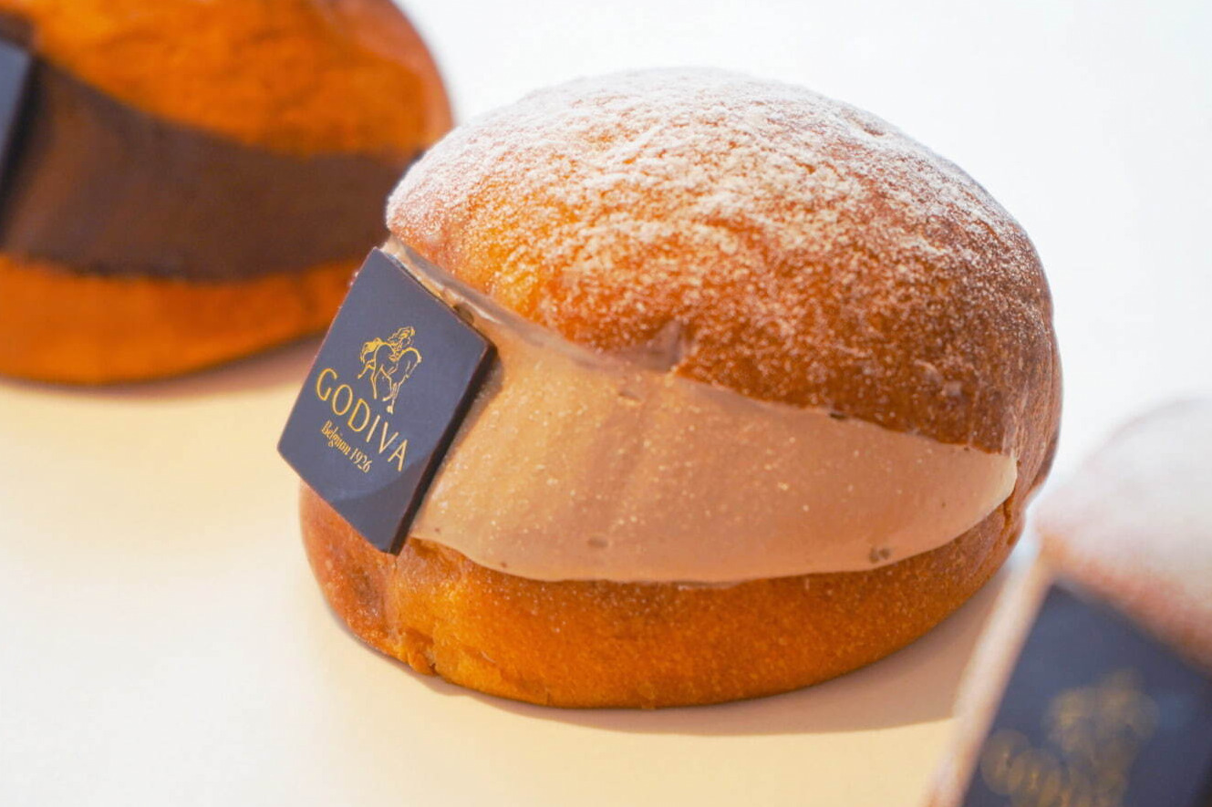 「ゴディバカフェギンザ」東京メトロ銀座駅構内に、チョコ味の新作マリトッツォ＆カカオドリンク