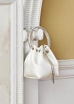 ジミー チュウ“総パール＆クリスタルストラップ”のブライダルサンダルやミュール｜写真17