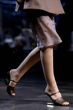 フェンディ、キム・ジョーンズ手掛ける秋冬シーズンの新作バッグ＆シューズ“F”ロゴを大胆に配して｜写真42