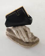 フェンディ、キム・ジョーンズ手掛ける秋冬シーズンの新作バッグ＆シューズ“F”ロゴを大胆に配して｜写真4