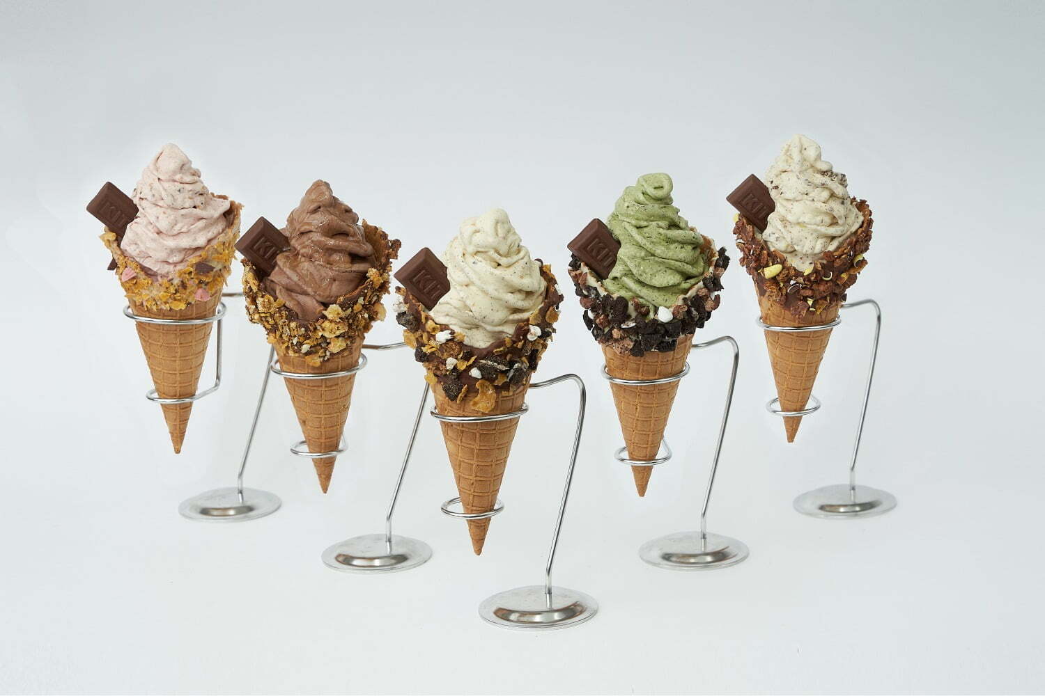 レイヤード｜キス トリーツ“アイスの日”特別ワッフルコーン、人気メニューのシリアル＆トッピングを添えて