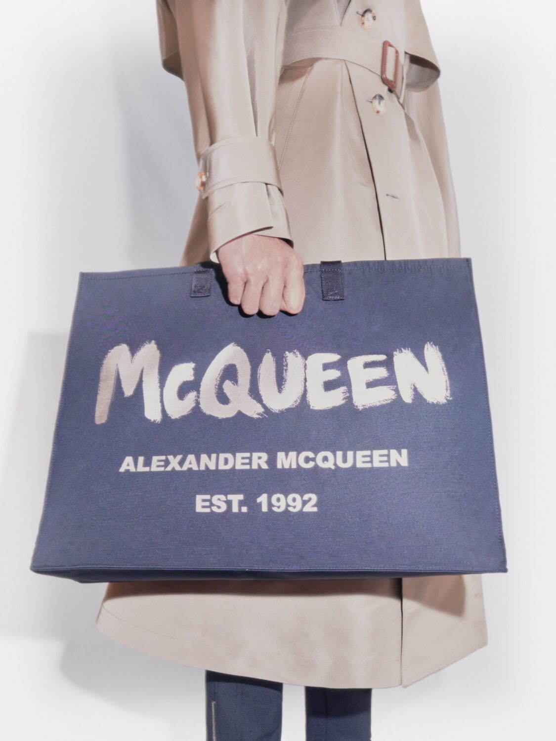 ＜アレキサンダー・マックイーン＞「McQueen」グラフィティ入りトートバッグ
