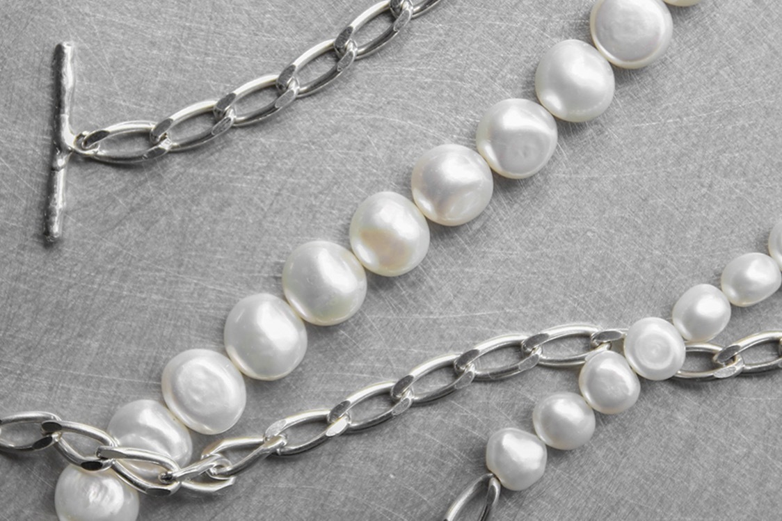 プリーク、“バロックパール”のアシンメトリーネックレスがエディション限定登場 - ユニセックスで展開