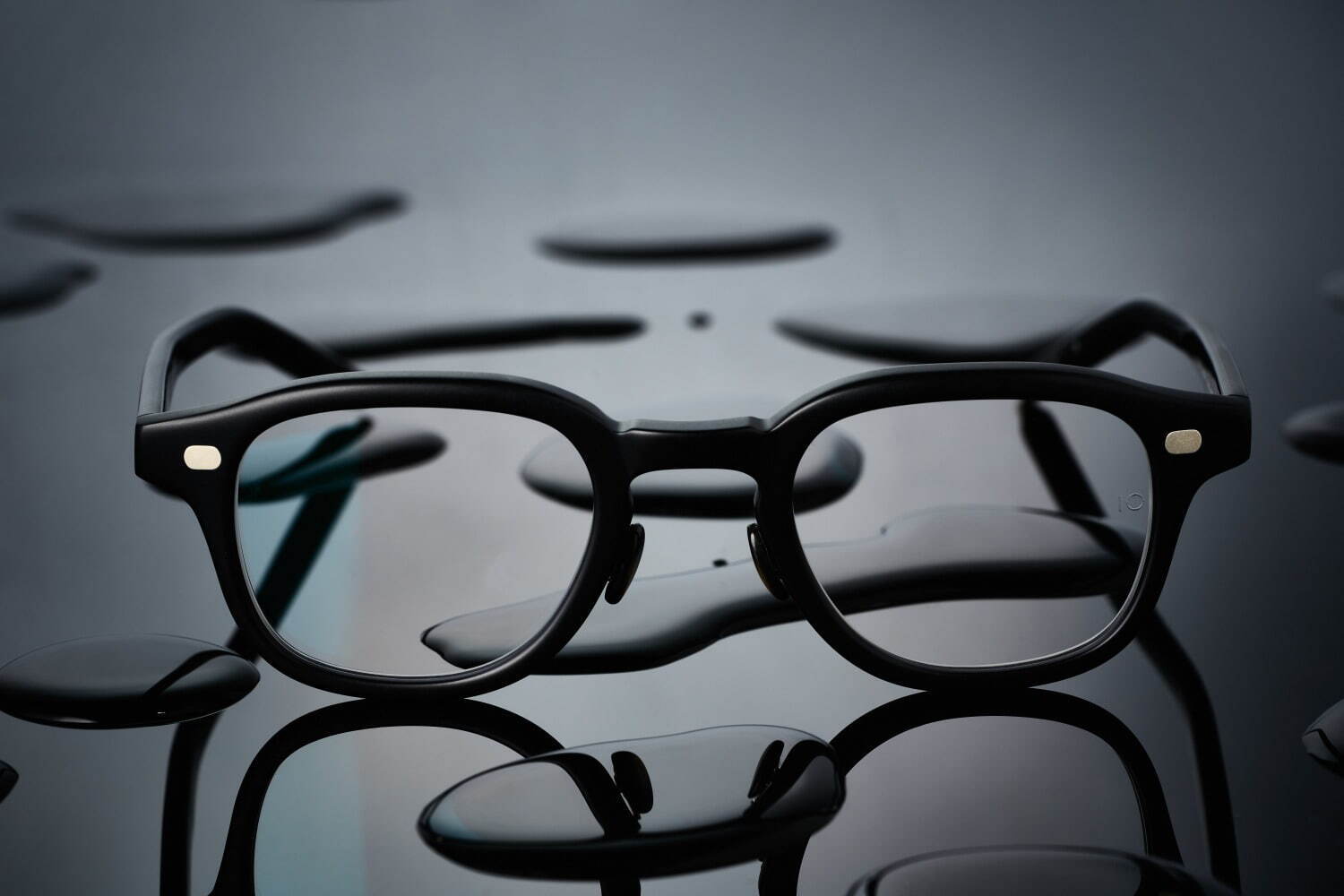 10 アイヴァン限定アイウェア“日本の墨”着想、艶消し漆黒のボリュームフレーム｜写真4