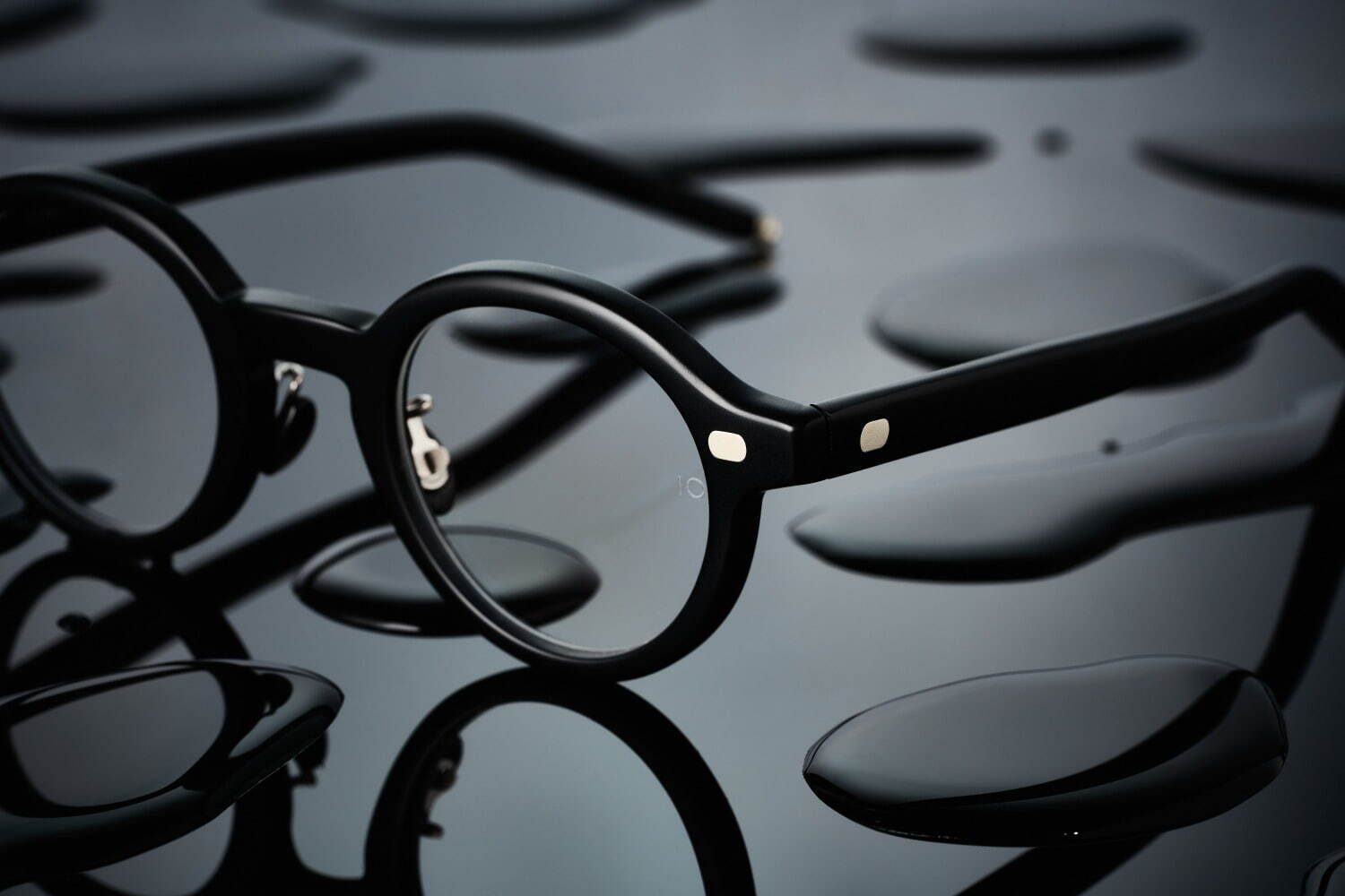 10 アイヴァン限定アイウェア“日本の墨”着想、艶消し漆黒のボリュームフレーム|写真1
