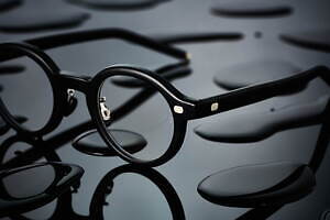 10 アイヴァン限定アイウェア“日本の墨”着想、艶消し漆黒のボリュームフレーム｜写真1