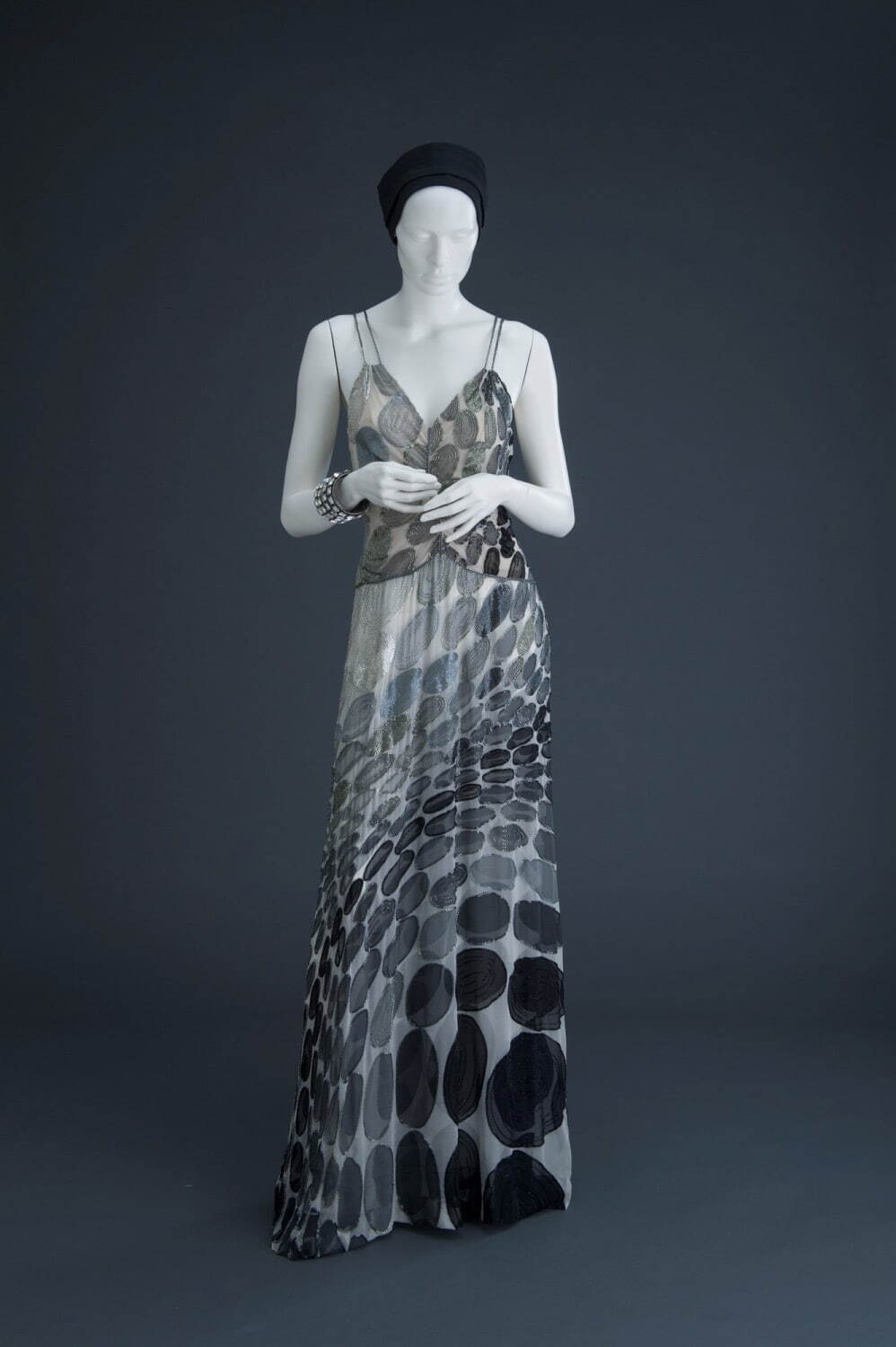 森英恵《白、グレー、黒の水玉を縫い取ったイヴニング・ドレス》1999年 島根県立石見美術館蔵