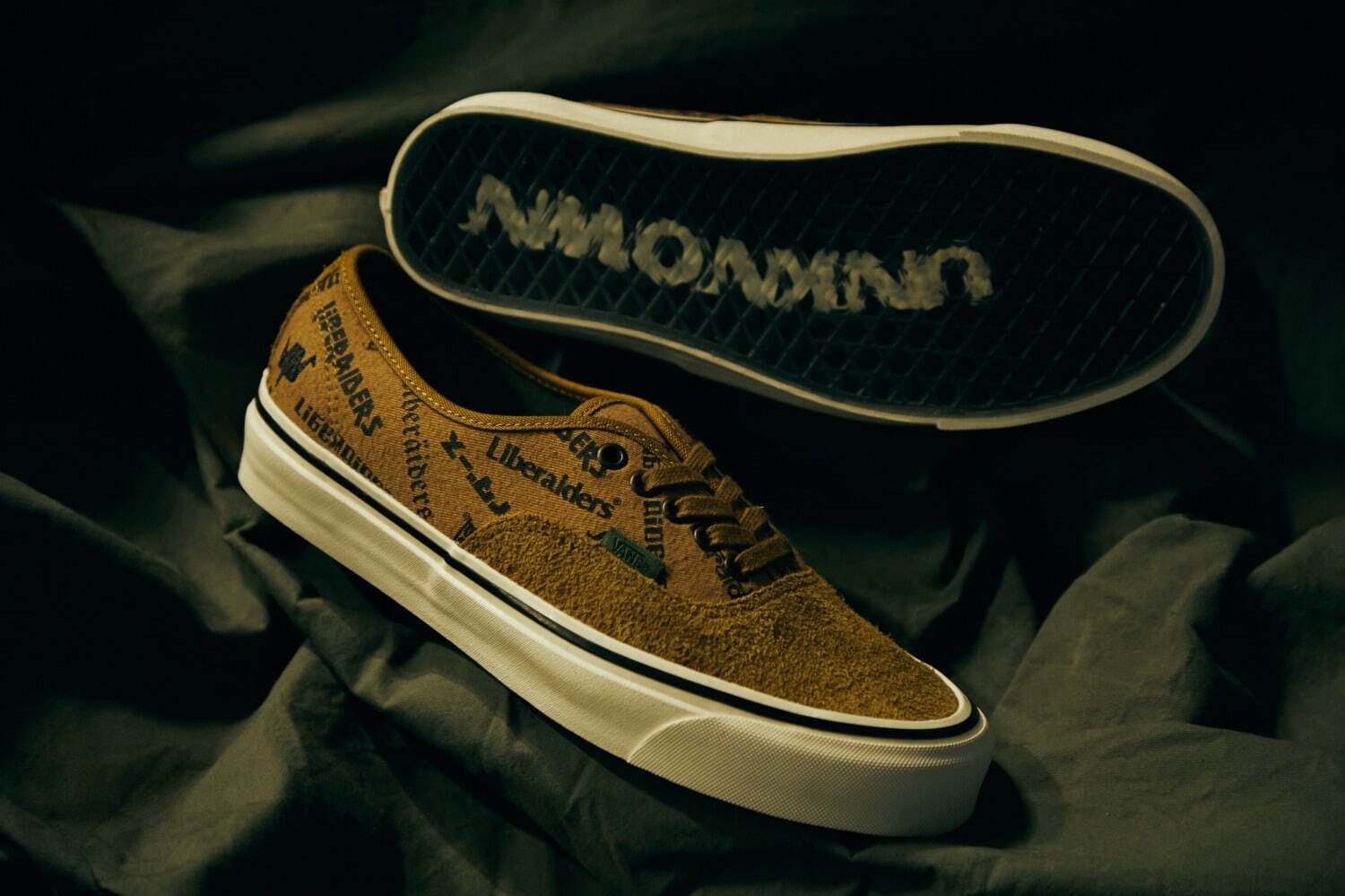 リベレイダース×VANS初のコラボスニーカー、“折鶴”刺繍のアッパーにロゴ入りクリアソール｜写真6