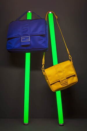 希少✨FENDI ロゴ ナイロン メッセンジャーバッグ ポーチ付き FENDI】フェンディ メッセンジャーバッグ バッグ (FENDI