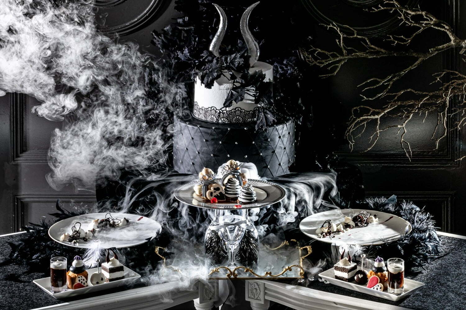 ロリポップキャンディー｜「ヴィランズたちのブラックスイーツタイム」魅惑の“モノクロ”デザートコース、大阪・南港で