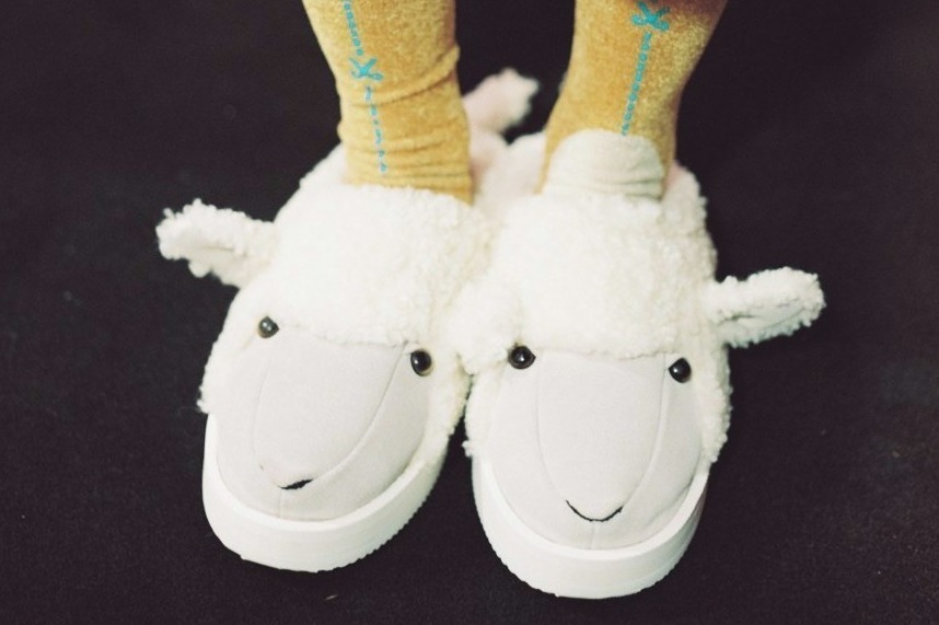 ドーバー ストリート マーケット｜“モコモコひつじ”のアニマルスリッパ、ダブレット×スイコックのコラボ