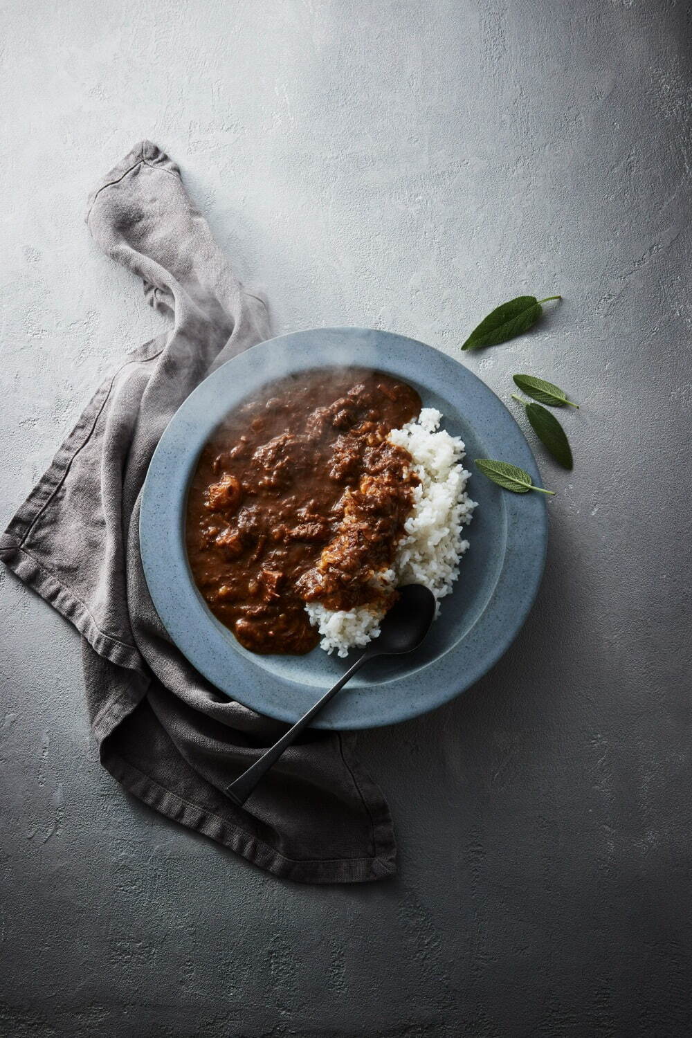 「とろり濃厚な近江牛カレー」 1食 1,980円、3食セット 5,940円、5食セット(5個+1個プレゼント) 9,900円