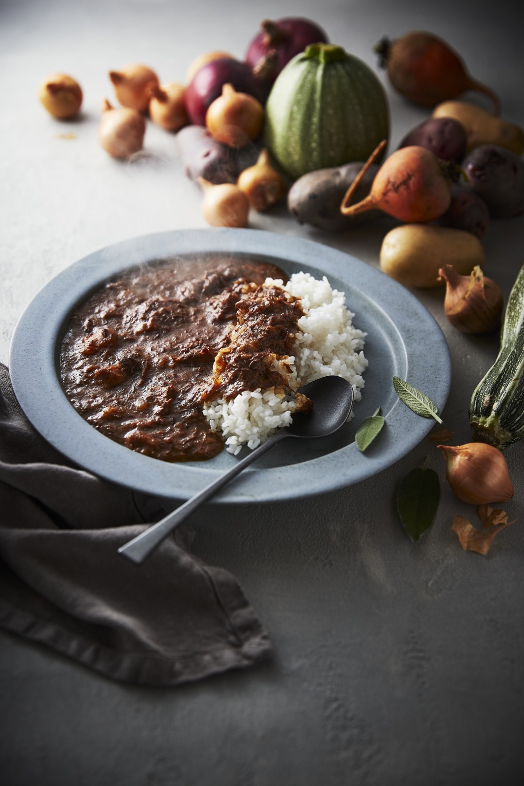 「とろり濃厚な近江牛カレー」
1食 1,980円、3食セット 5,940円、5食セット(5個+1個プレゼント) 9,900円