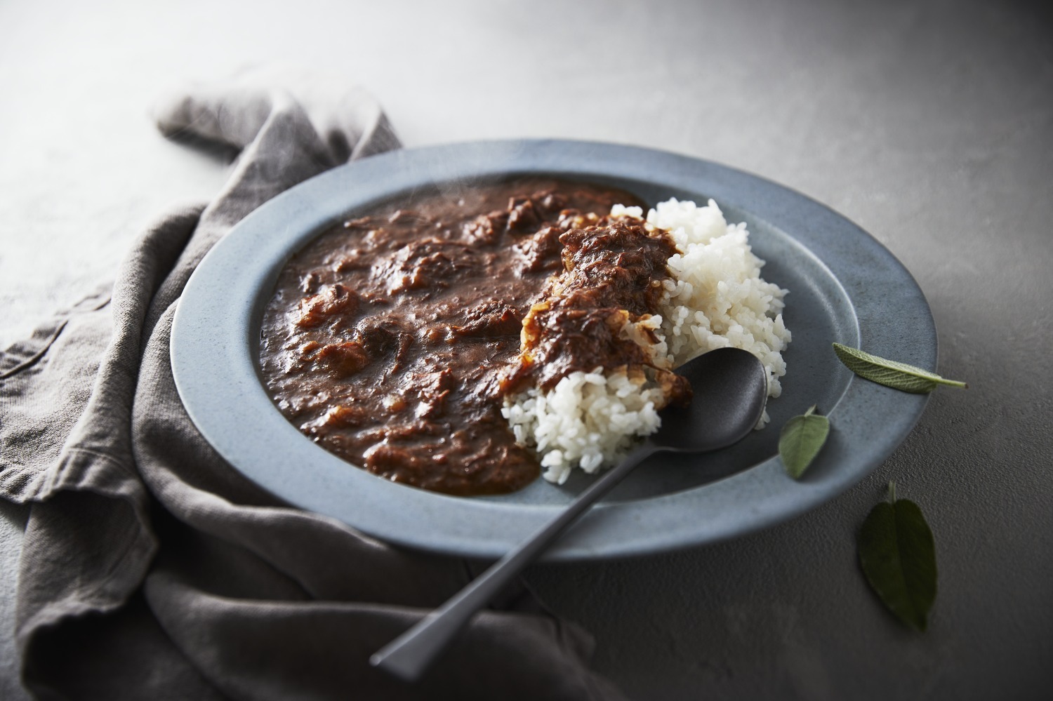 「とろり濃厚な近江牛カレー」 1食 1,980円、3食セット 5,940円、5食セット(5個+1個プレゼント) 9,900円