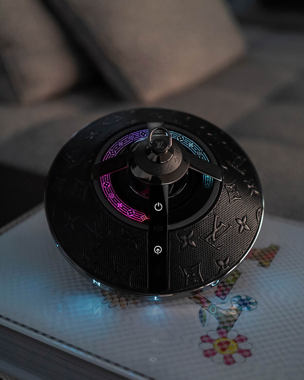 ルイ・ヴィトン“バッグ”感覚で持てる新作ワイヤレススピーカー、モノグラム・フラワーが光る円盤フォルム｜写真10