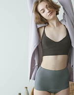 スナイデル ホーム“シルク”のような光沢＆肌触りのインナー、くすみピンクのレースブラトップなど｜写真1