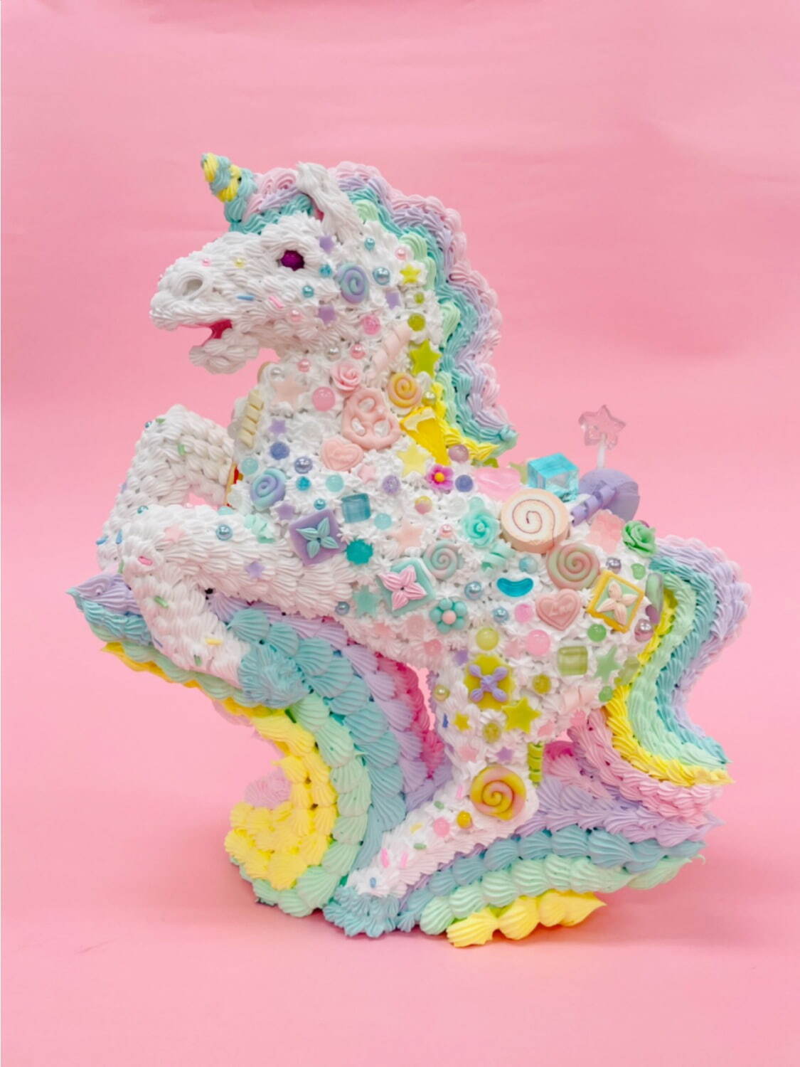 お菓子そっくり”スイーツデコアートの展覧会「渡辺おさむ-幻想