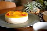 フォルマ“スペインの太陽”をイメージした限定レアチーズケーキ、オレンジムースを2層重ねに｜写真1