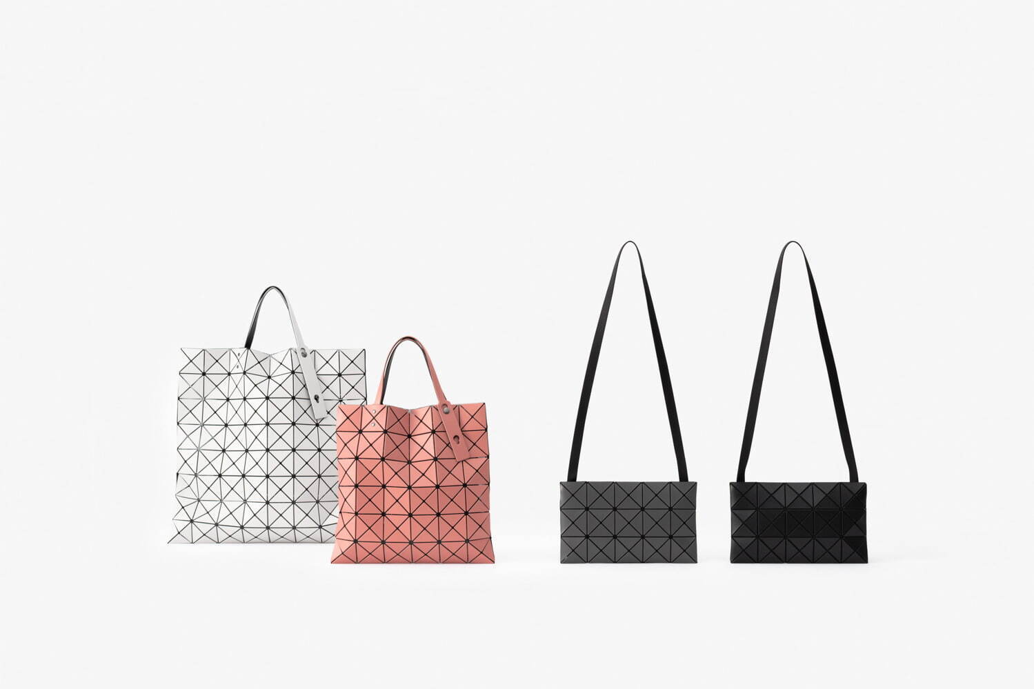 「LUCENT MATTE」Large tote 55,000円、Tote 40,700円、Shoulder 36,300円