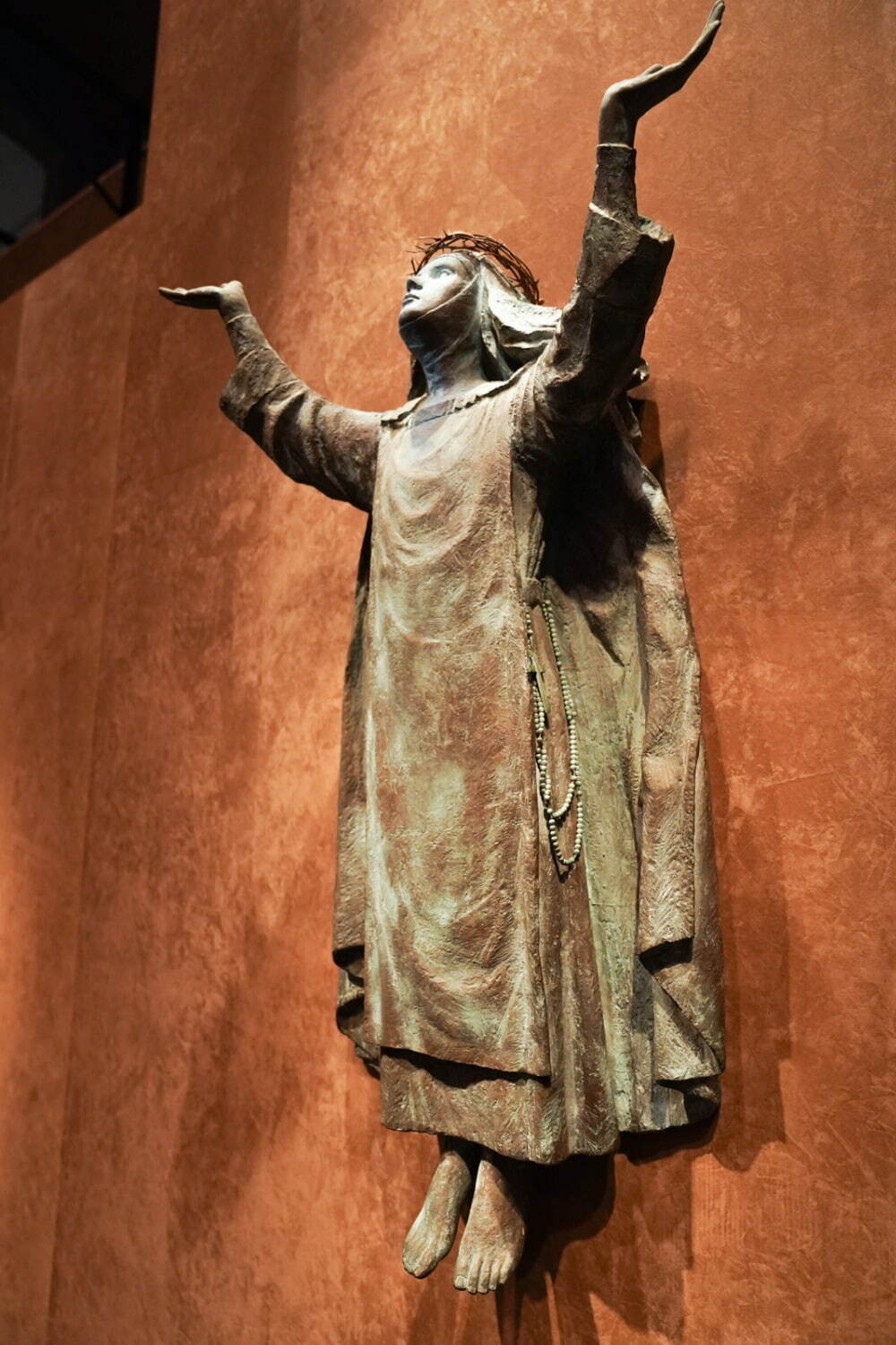 シルヴィア・ミニオ＝パルウエルロ・保田《シエナの聖カタリナ像とその生涯の浮彫り》(部分) 1980-84年 愛媛県松山市・聖カタリナ大学