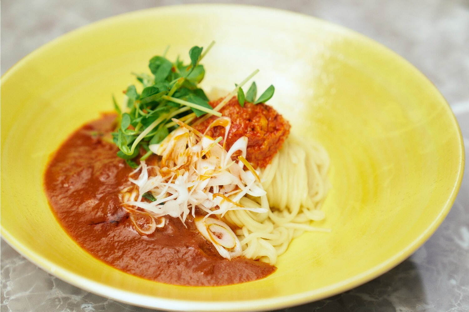 「フーメン」エビ風味の“温×冷”スパイシー麺が表参道に、“予約のとれない”人気店シェフがコラボ｜写真1