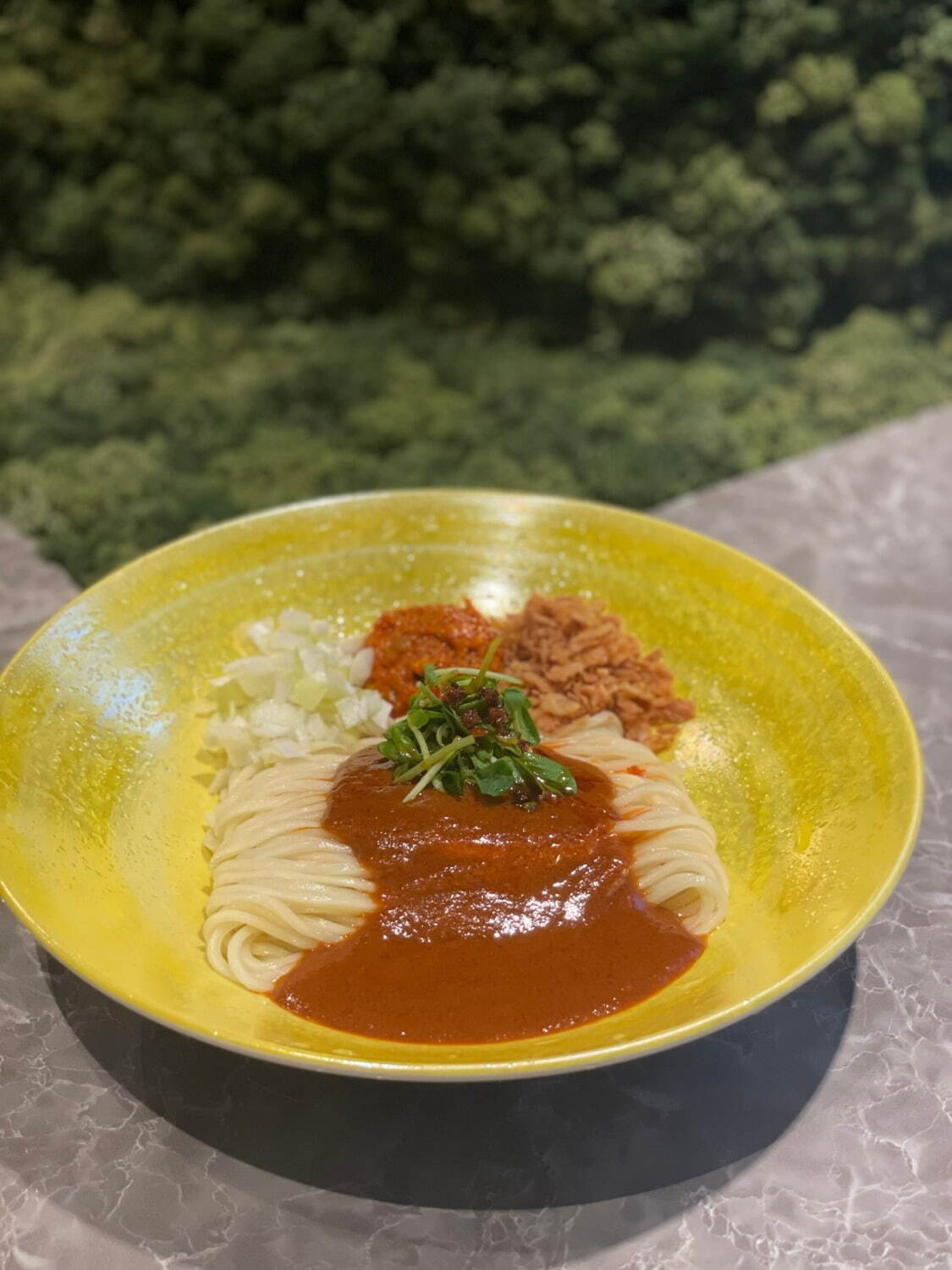 「フーメン」エビ風味の“温×冷”スパイシー麺が表参道に、“予約のとれない”人気店シェフがコラボ｜写真3