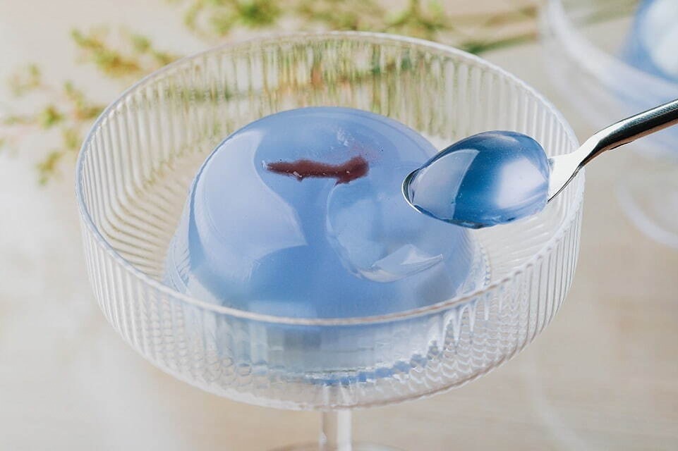 和菓子｜“琵琶湖”着想のゼリー「びわ湖のしずく ラムネ」魚が泳ぐ湖を再現＆爽やかなブルーで