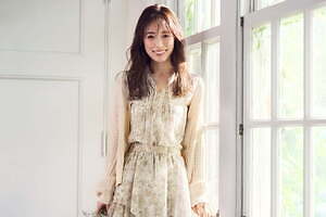 ストラ21年秋新作“上品華やか”マーブル柄スカート＆“高着回し力”ふんわり袖ニット、泉里香が着用