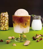 猿田彦珈琲、ピスタチオアイスを乗せた10周年記念カフェラテフロート｜写真1