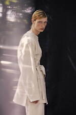 08サーカス 2022年春夏コレクション - ニュートラルな空気をまとう、凛とした佇まい｜写真1