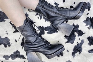 ジェフリーキャンベル“チャンキーヒール×スクエアトゥ”のブーツ、レースアップやロング丈で