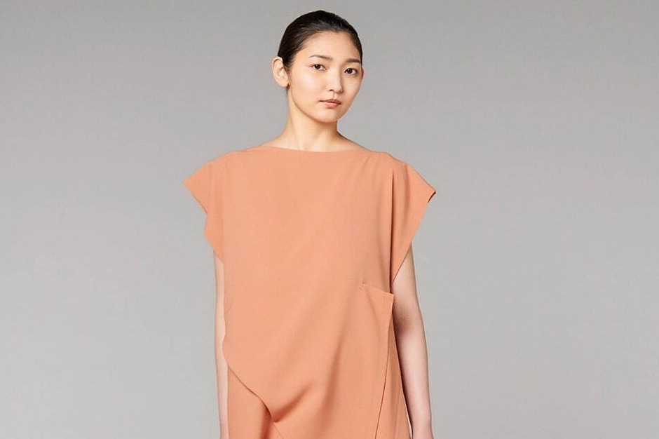 132 5. イッセイ ミヤケの新作“封筒”から着想したドレスやスカート、“包む”という所作に着目