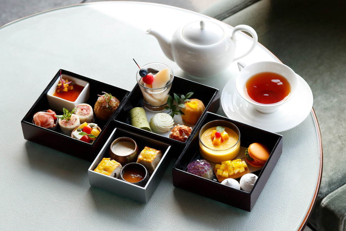 パレスホテル東京「夏のアフタヌーンティー」白桃＆マンゴーの夏スイーツを“お重スタイル”で