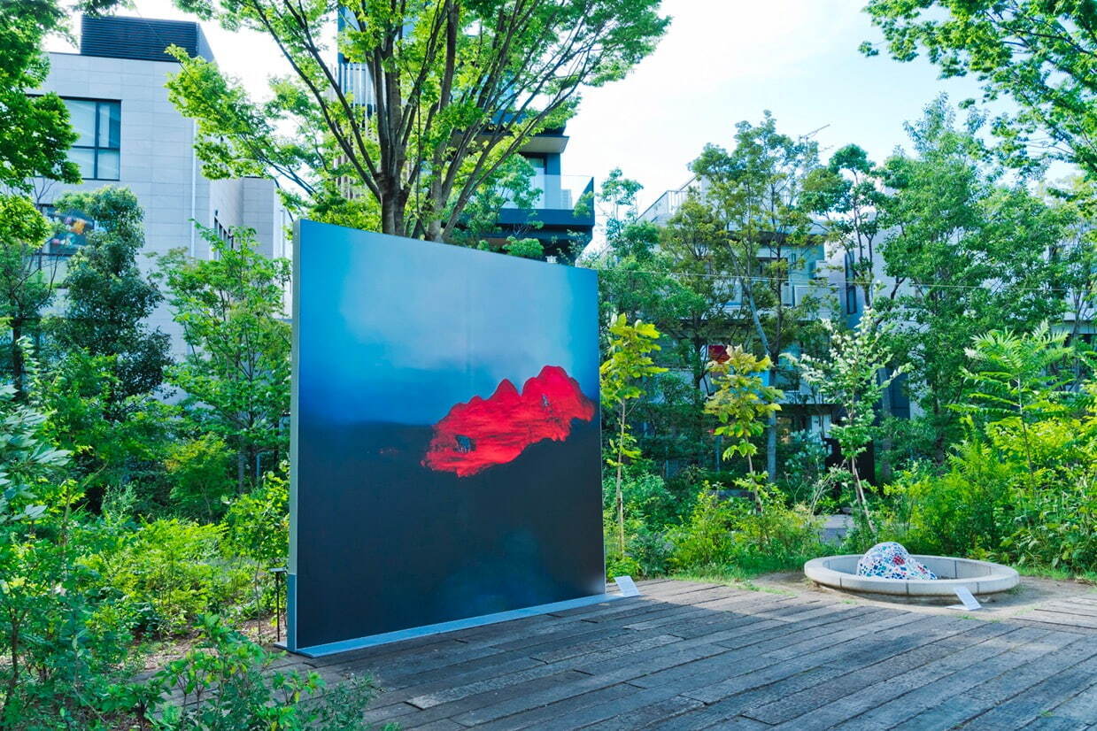 左：柿本ケンサク《タイムトンネル》2020、右：弓指寛治《あの日のタイル》2021
展示場所：ののあおやま
撮影：後藤秀二