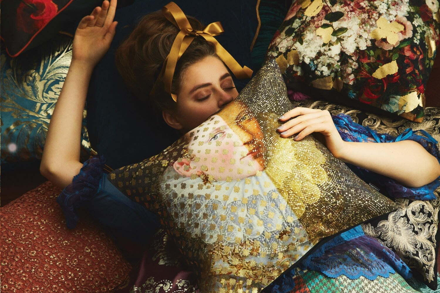 フランフラン“奇妙な博物館”を表現したアートなインテリア、名画のクッションカバーやオブジェ