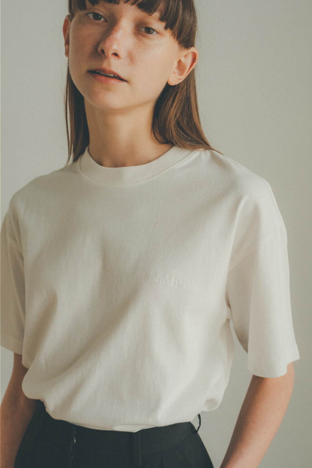 クラネ×フルーツオブザルームのTシャツ＆スウェット、ロゴ刺繍＆モノトーンのピスネーム付き｜写真4