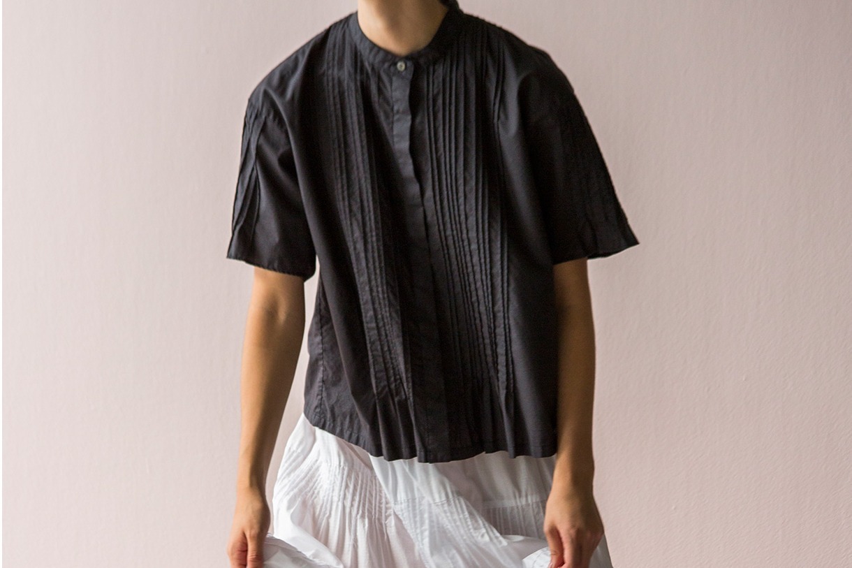 HaaTの新作、軽やか“ピンタック”コットンブラウス＆“深黒”カラーの格子柄ボトム