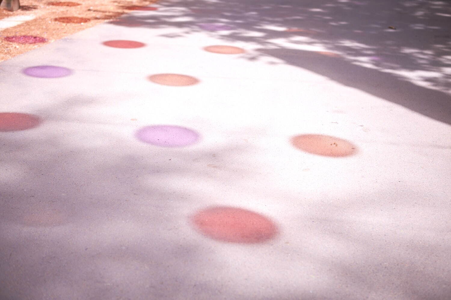ムーミンバレーパークの秋イベント、空中に浮かぶ“ベリー”着想のバルーンアートが登場｜写真1