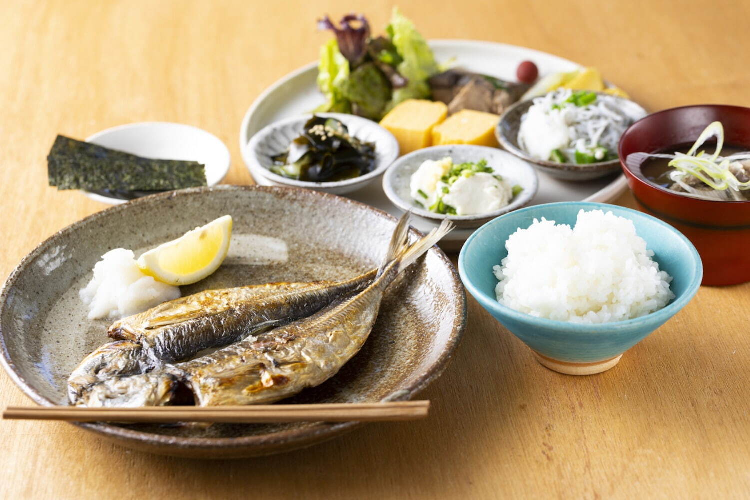 「熱海銀座おさかな食堂」“朝食おばんざいビュッフェ”OKの系列店がオープン、昼は人気海鮮丼や釜めしも｜写真13