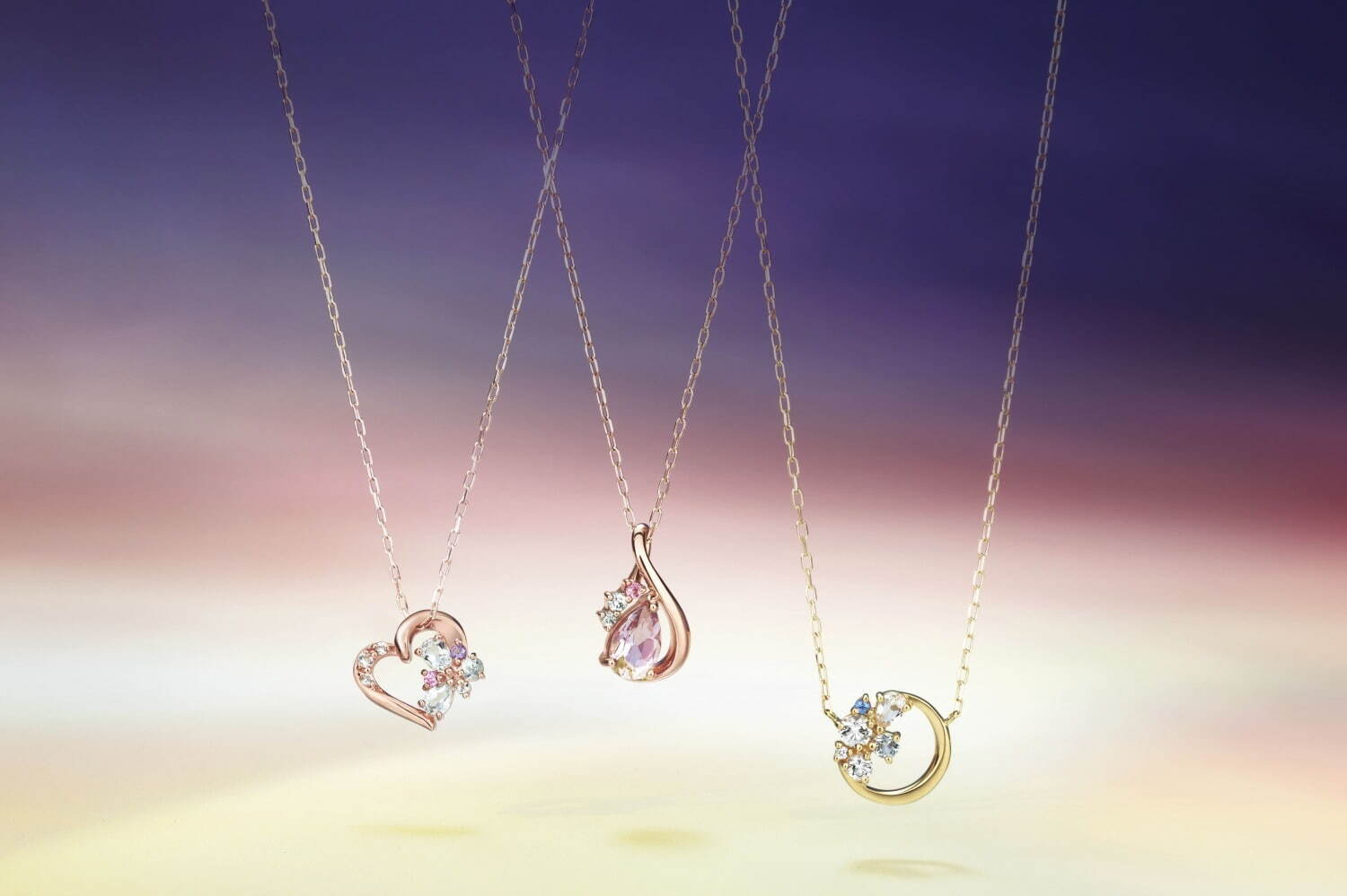 左から)
ネックレス  K10PG Topaz/Sapphire/Pink Amethyst 28,600円
 ネックレス K18PG Parti-colored Quartz/Sapphire/Diamond 46,200円
ネックレス K18YG Topaz/Diamond/Sapphire 41,800円