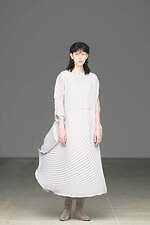 イッセイ ミヤケ“月影にかすむ大輪の花”を表現したほぐし絣の新作、“円”シルエットのワンピースも｜写真3