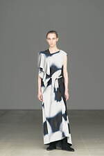 イッセイ ミヤケ“月影にかすむ大輪の花”を表現したほぐし絣の新作、“円”シルエットのワンピースも｜写真7