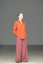 イッセイ ミヤケ“月影にかすむ大輪の花”を表現したほぐし絣の新作、“円”シルエットのワンピースも｜写真1