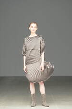 イッセイ ミヤケ“月影にかすむ大輪の花”を表現したほぐし絣の新作、“円”シルエットのワンピースも｜写真2