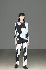 イッセイ ミヤケ“月影にかすむ大輪の花”を表現したほぐし絣の新作、“円”シルエットのワンピースも｜写真6