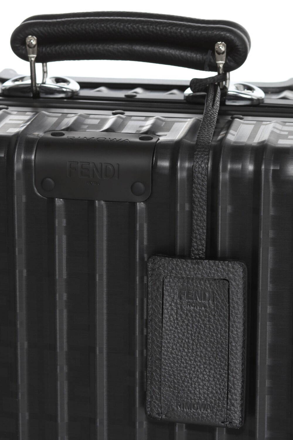 フェンディ×リモワの限定スーツケース、光で“表情が変わる”FFロゴ 